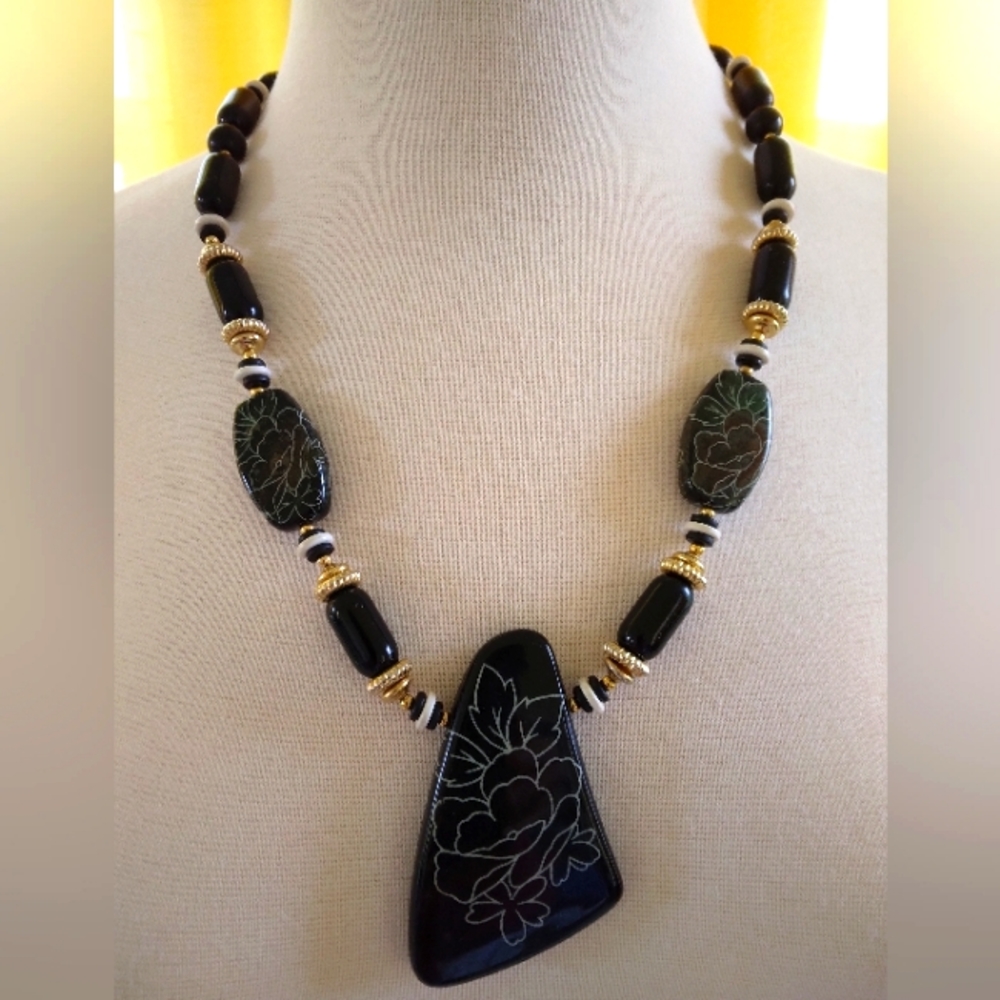 Black wood and beads necklace